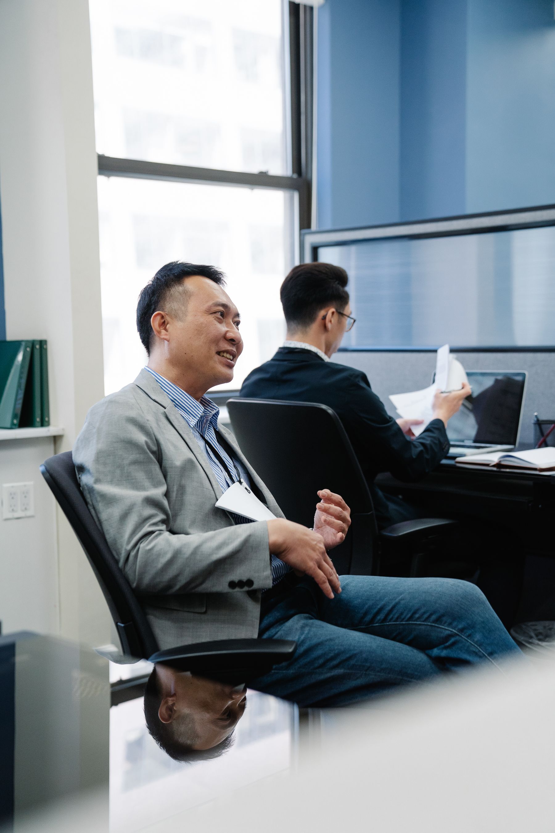 落ち着いたオフィスで、業務について話している人の様子